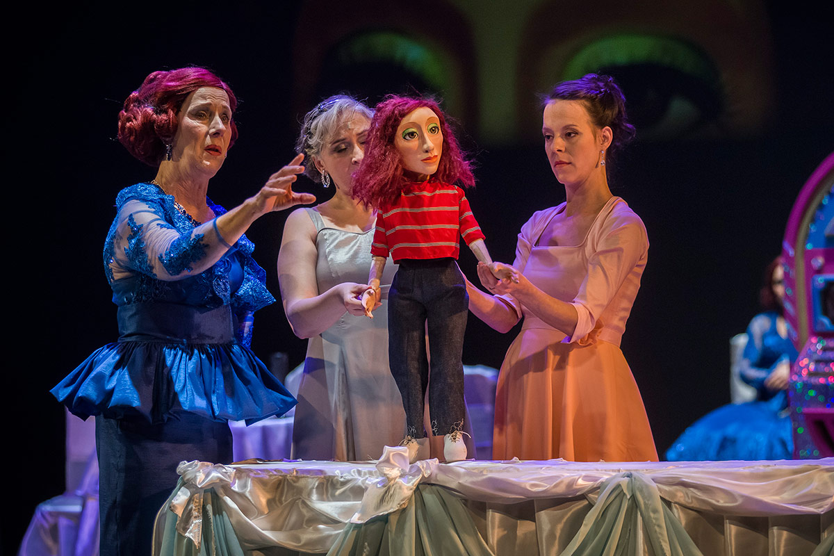 “El vestido”, una versión para títeres de Ana Alvarado de un cuento de María Teresa Andruetto