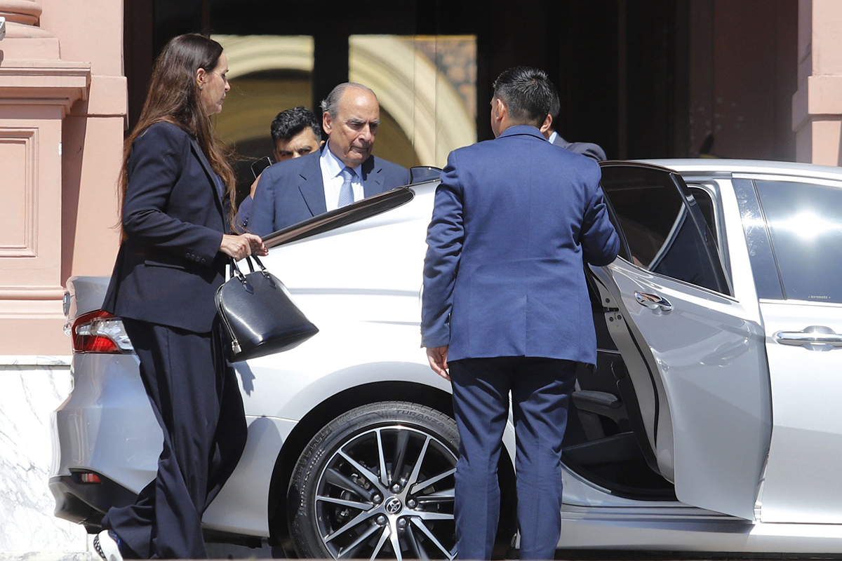 Milei manda a Francos a negociar con los gobernadores y friza el ingreso de Santiago Caputo al gabinete