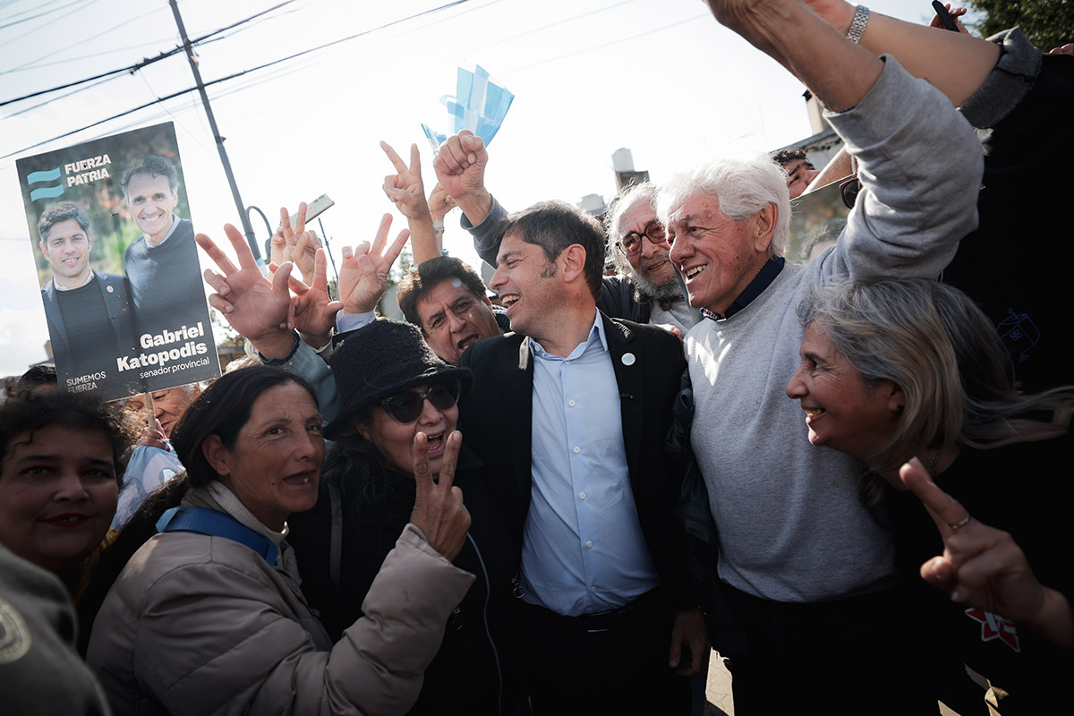 Kicillof cierra la campaña de Fuerza Patria con una “mateada” con vecinos en La Plata