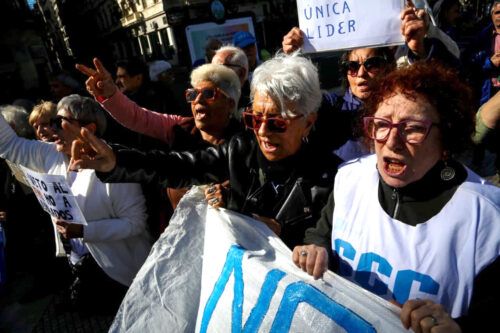 Jubilados y organizaciones sociales se movilizan al Congreso en otro miércoles de protestas