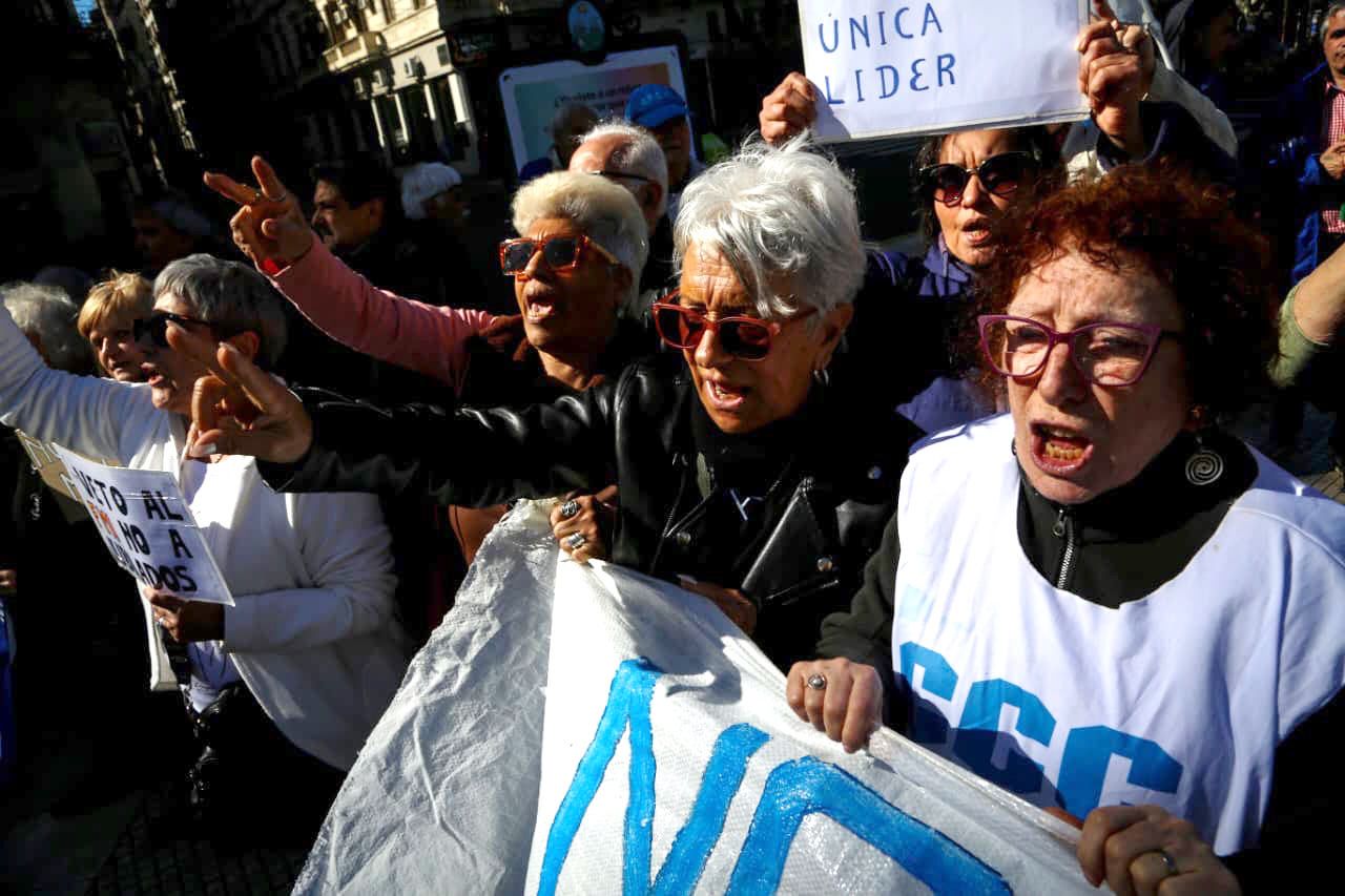 Jubilados y organizaciones sociales se movilizan al Congreso en otro miércoles de protestas