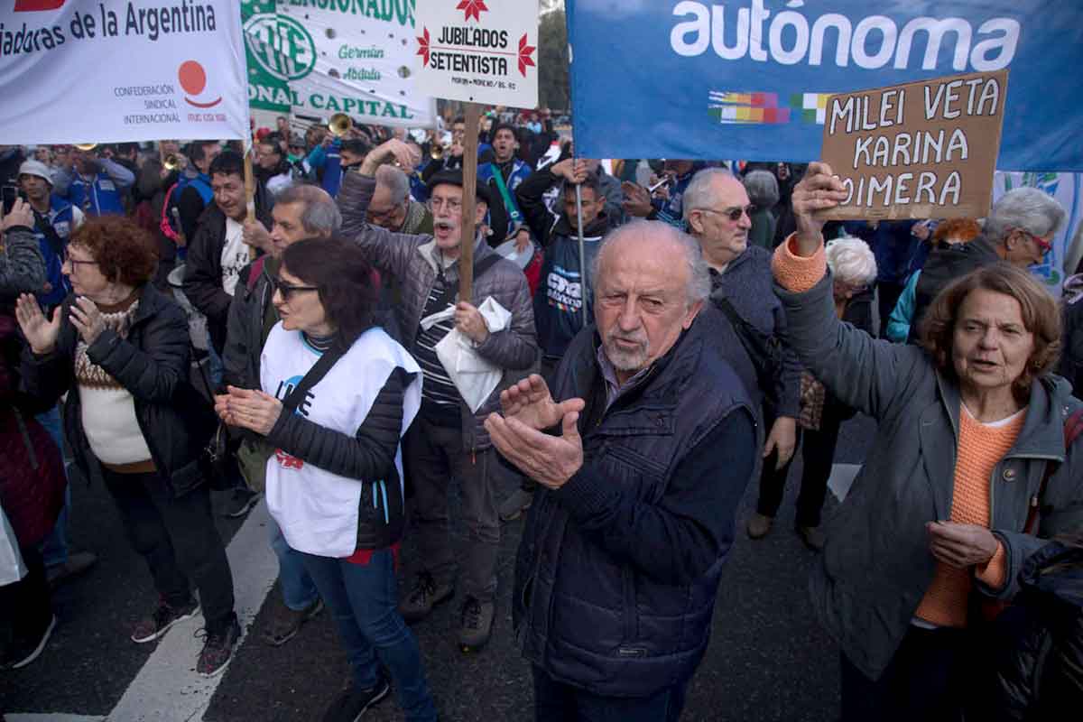 Jubilados, sindicatos y docentes marchan a Plaza de Mayo en otro miércoles de protestas