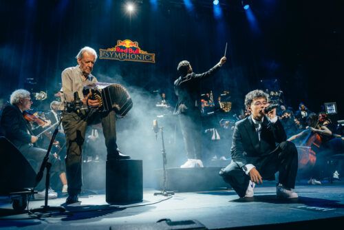 Trueno le dio otra dimensión a sus canciones  con una orquesta sinfónica