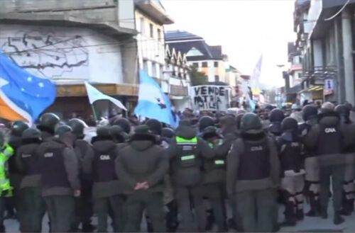 Milei suspendió el acto y la caminata en el centro de Ushuaia por baja convocatoria y las fuertes protestas