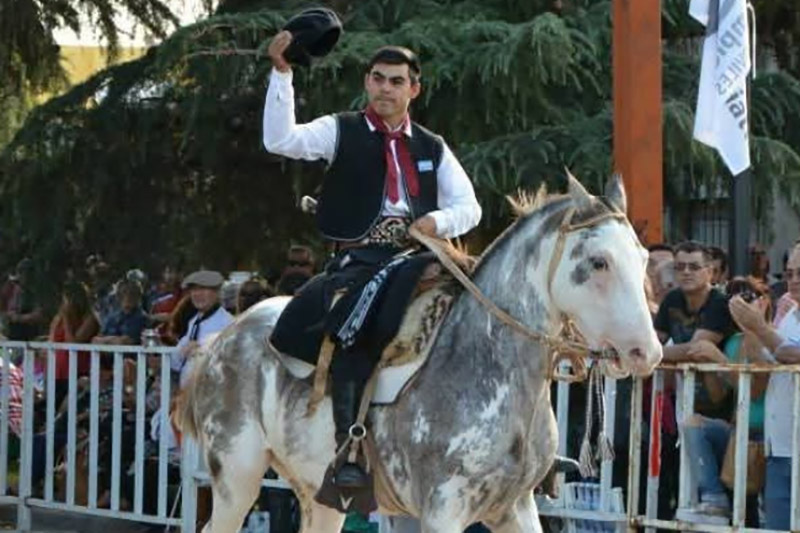 Insólito: un peón rural está detenido por cuidar un ternero