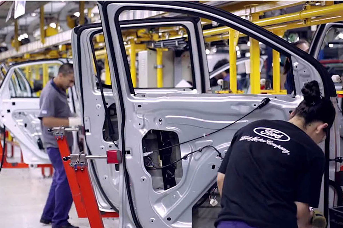 Los industriales dejan de creer en la recuperación y ajustan el empleo fabril