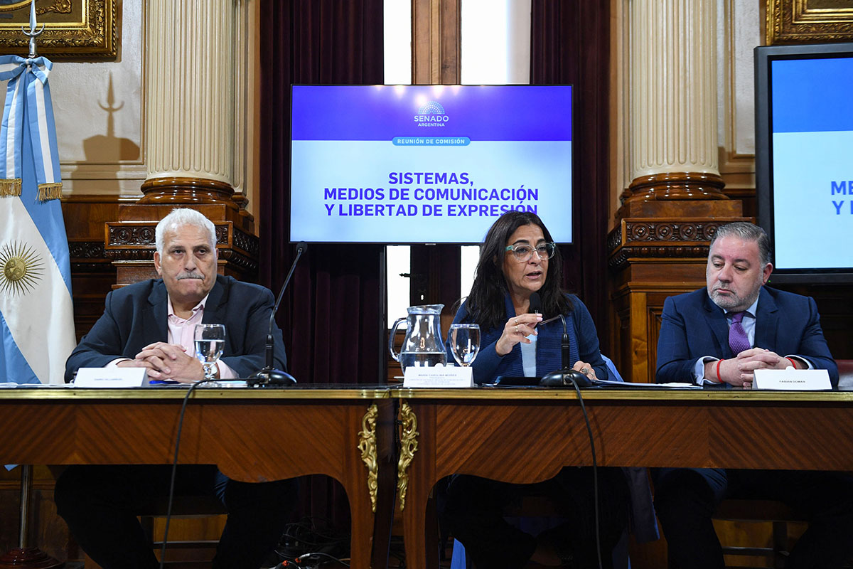 Senadores impulsan una propuesta para crear salas de periodistas por ley en los tres poderes del Estado