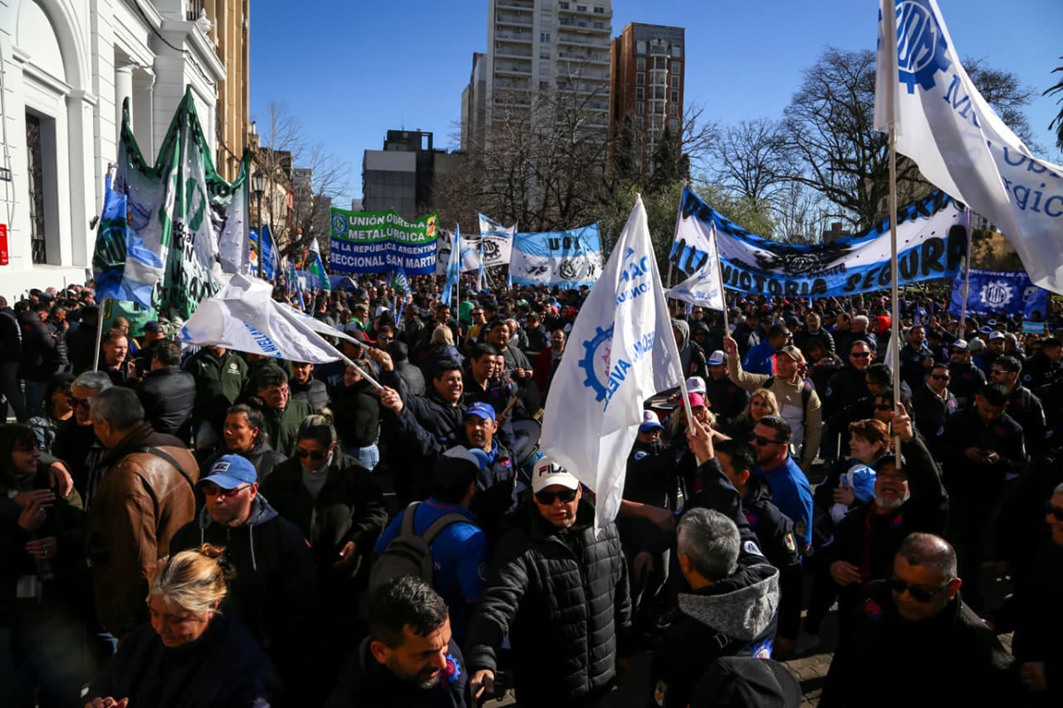 Masiva marcha en apoyo a trabajadores de Ternium