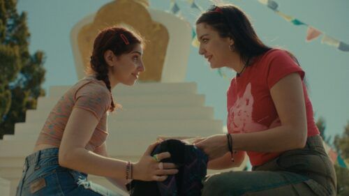 Miranda de la Serna y Zoe Hochbaum protagonizan “Verano Trippin”, una película sobre las malas decisiones