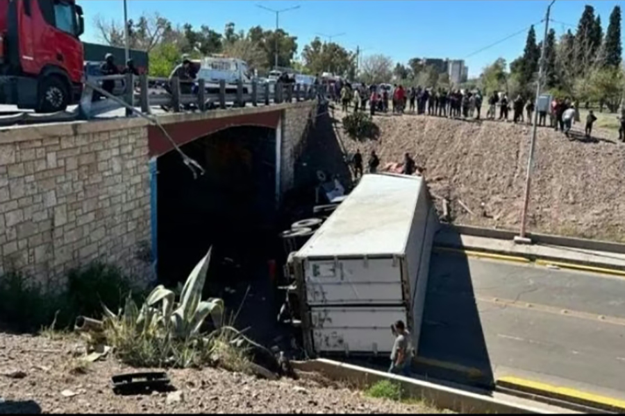 Mendoza: volcó un camión que llevaba carne y la policía reprimió a los vecinos que se acercaron
