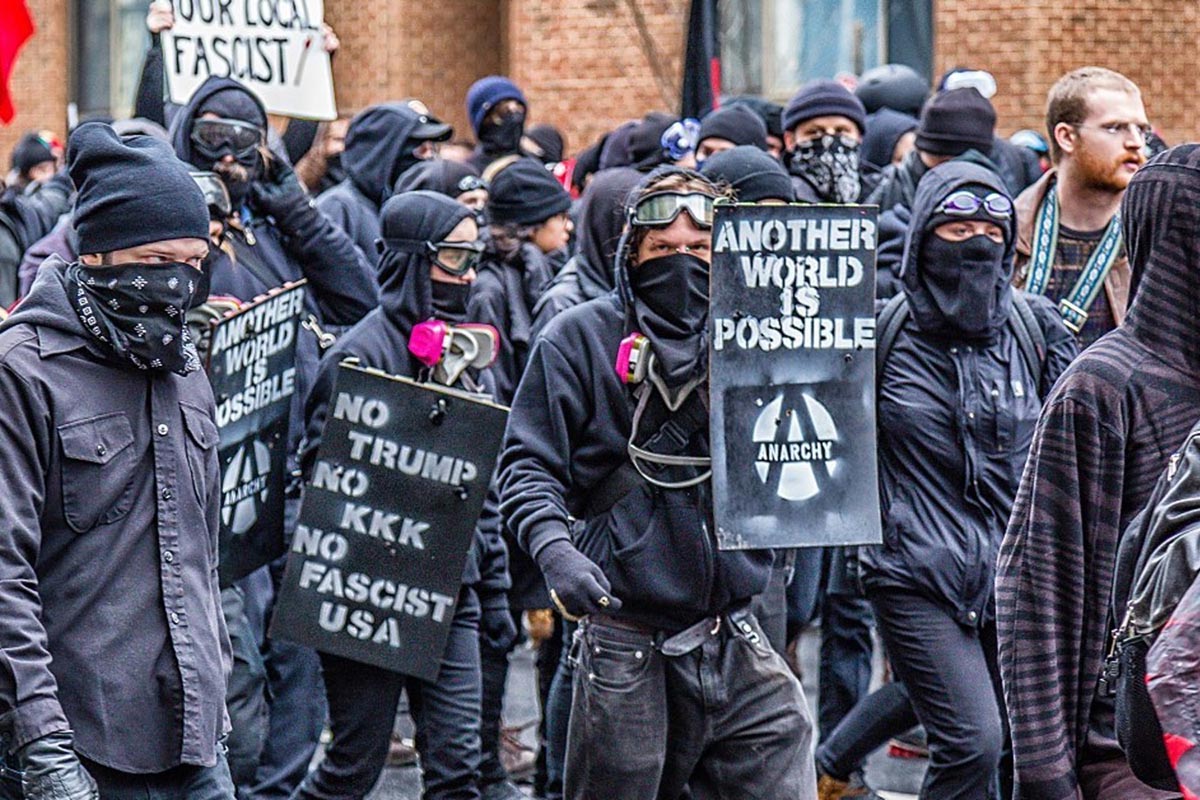 Trump firmó la orden que declara a «Antifa» como organización terrorista