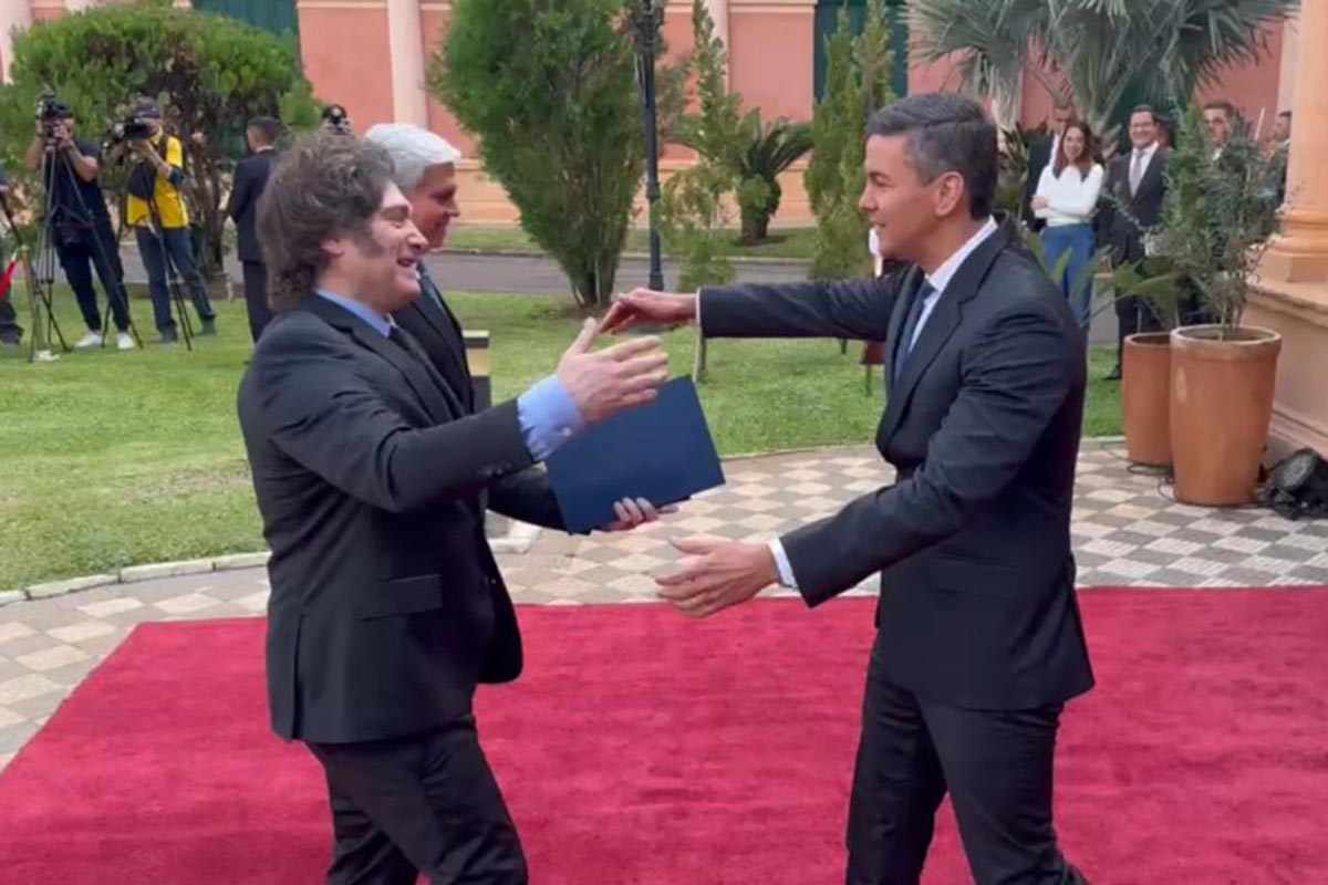 Milei, en otra cumbre de la ultraderecha global: recordó a Charlie Kirk y se reunió con el presidente de Paraguay