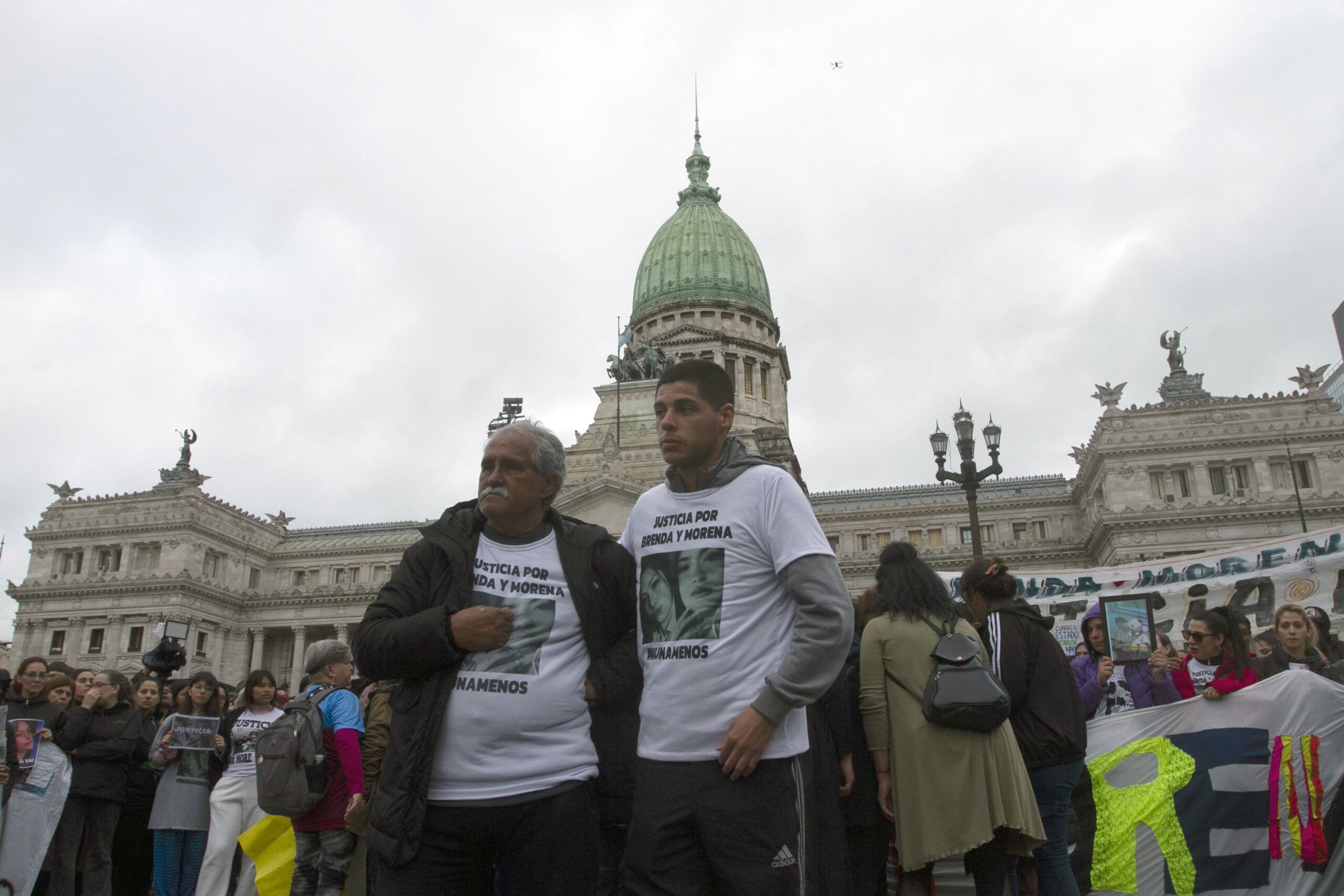 Un auto casi choca contra la casa del abuelo de Morena y Brenda y sospechan de un atentado