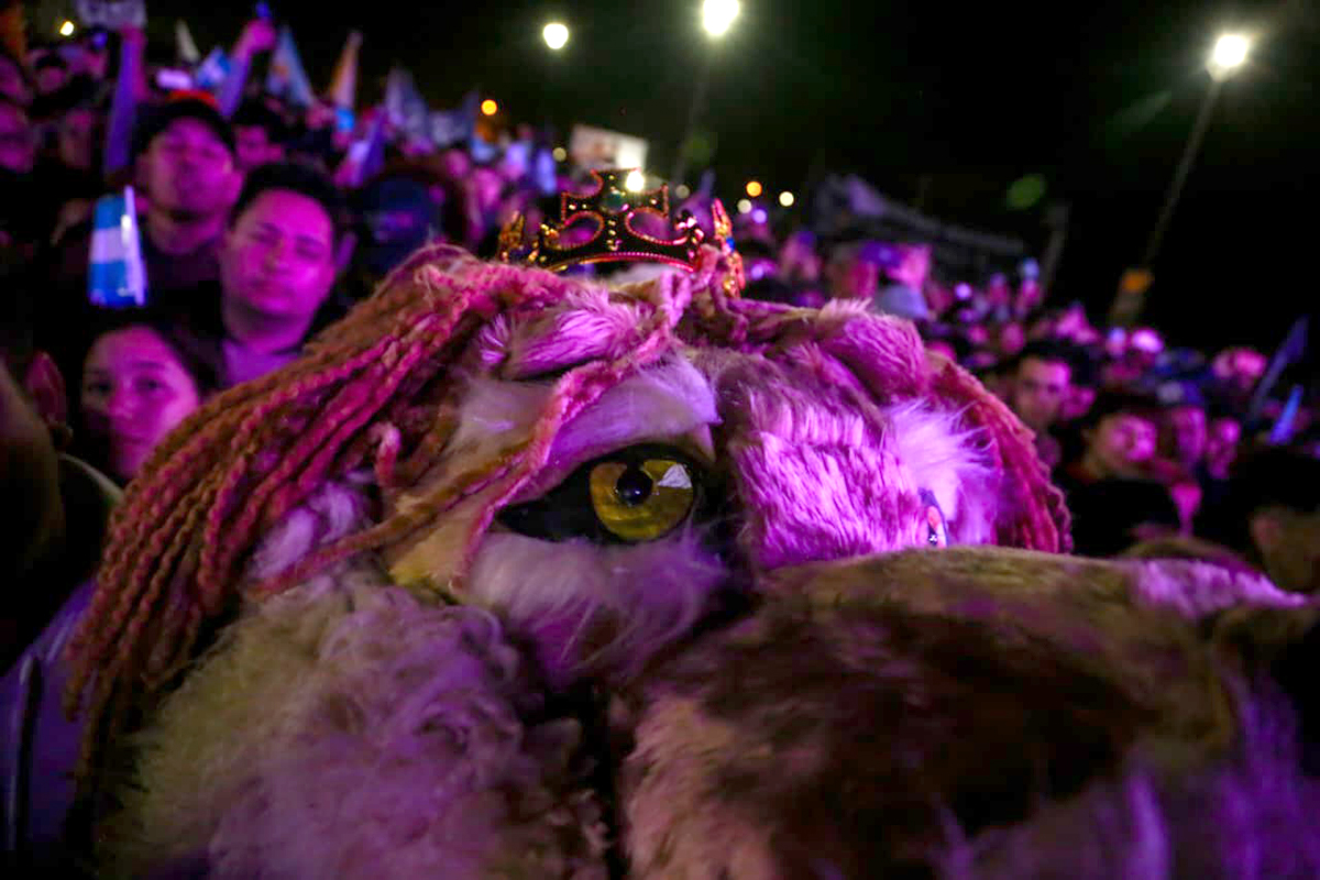 Miedo, gendarmes y bolsones en Moreno: embarrado cierre de campaña libertario