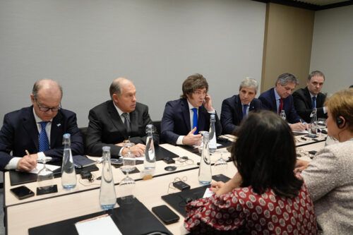 El peronismo pone el foco en las condiciones que pide Washington para salvar a Milei