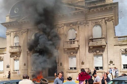 Tensión en 9 de Julio: productores inundados queman gomas frente al Municipio de una intendenta macrista