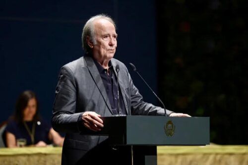 Joan Manuel Serrat: “Somos desgarrados testigos del genocidio que sufre día a día el pueblo palestino”