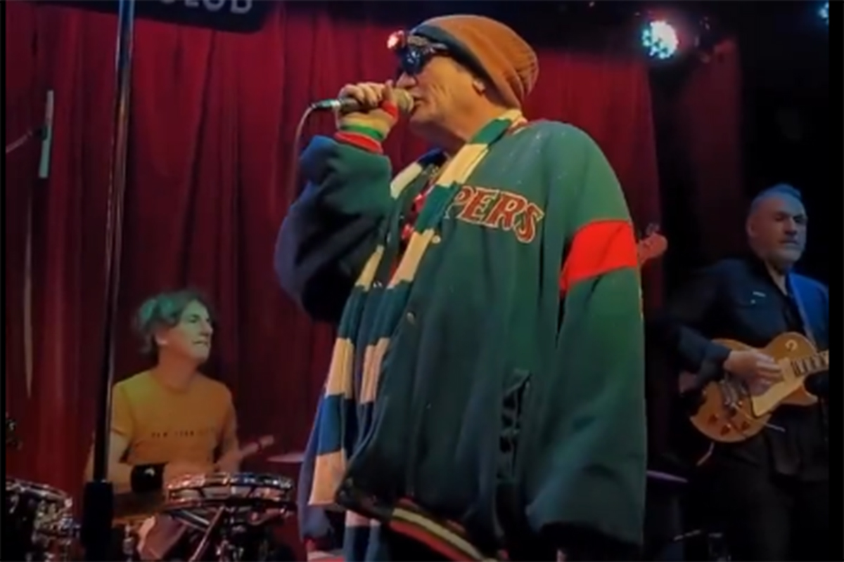 Pity Álvarez apareció de sorpresa en el Bebop Club y cantó un tema de Charly