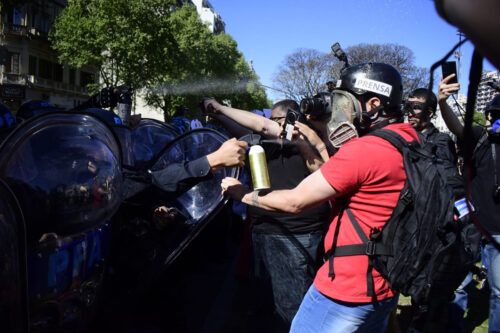 Feroz represión a jubilados en el Congreso dejó 20 heridos