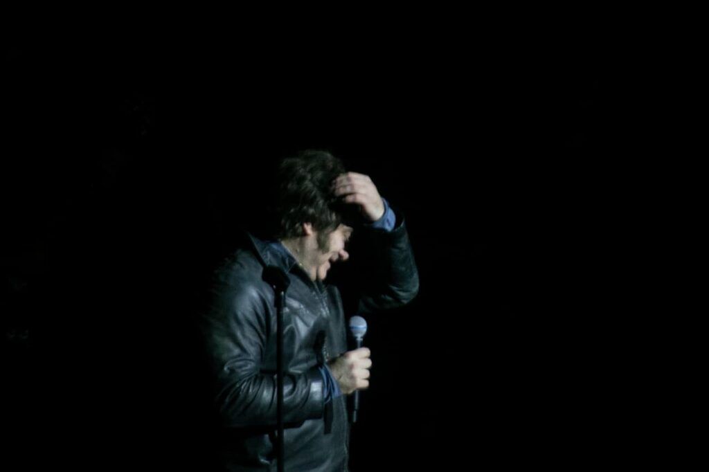 Milei creyó que AC/DC lo invitaba a tocar en River y festejó en sus redes 3 Milei creyó que AC/DC lo invitaba a tocar en River y festejó en sus redes