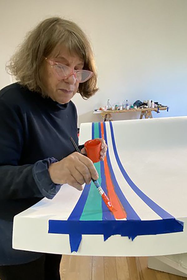 Alicia Herrero propone una coreografía que delata conexiones entre inequidades, desplazamientos y ondulaciones