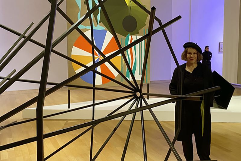 Alicia Herrero propone una coreografía que delata conexiones entre inequidades, desplazamientos y ondulaciones