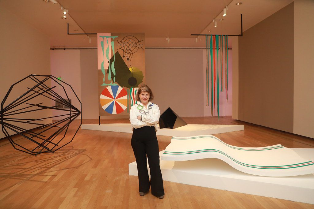 Alicia Herrero propone una coreografía que delata conexiones entre inequidades, desplazamientos y ondulaciones