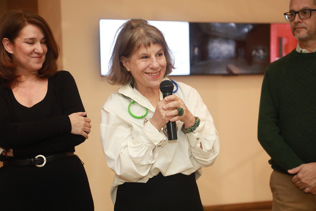 Alicia Herrero propone una coreografía que delata conexiones entre inequidades, desplazamientos y ondulaciones