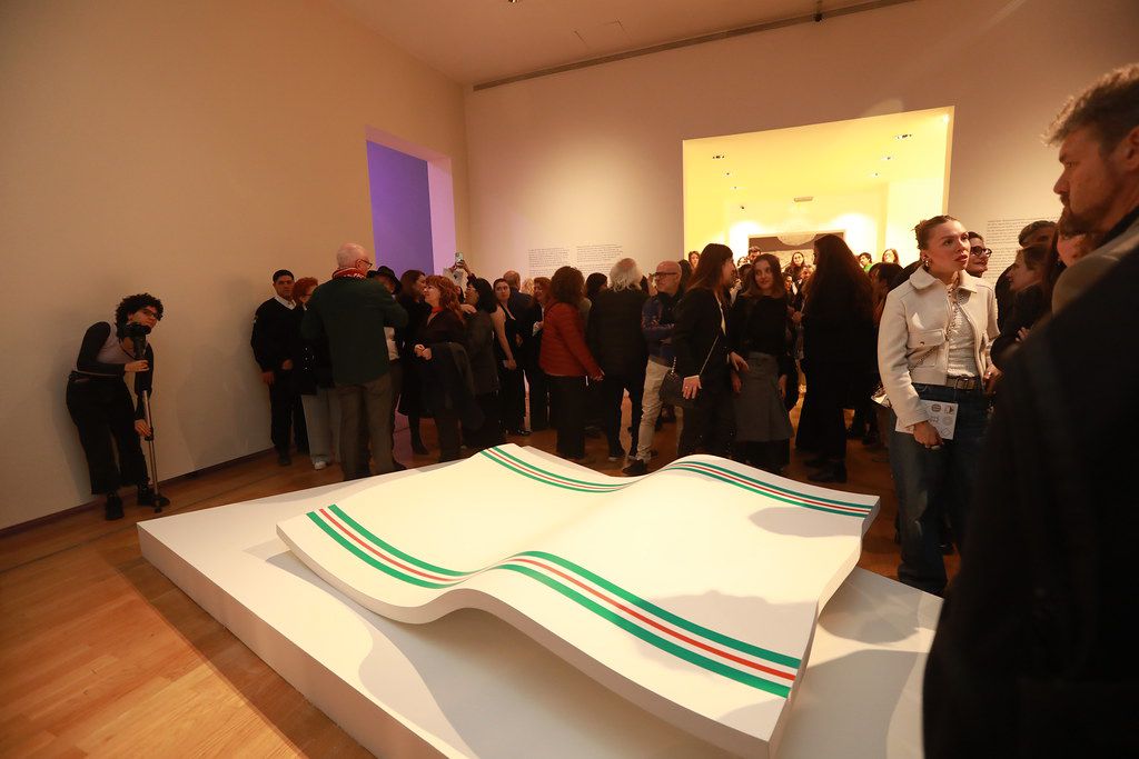 Alicia Herrero propone una coreografía que delata conexiones entre inequidades, desplazamientos y ondulaciones