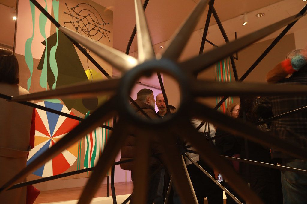 Alicia Herrero propone una coreografía que delata conexiones entre inequidades, desplazamientos y ondulaciones