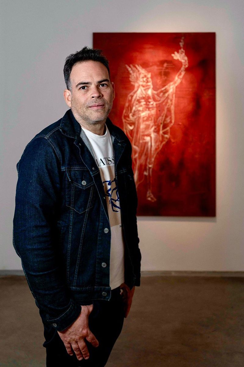 Andrés Paredes explora la filosofía de la tierra colorada