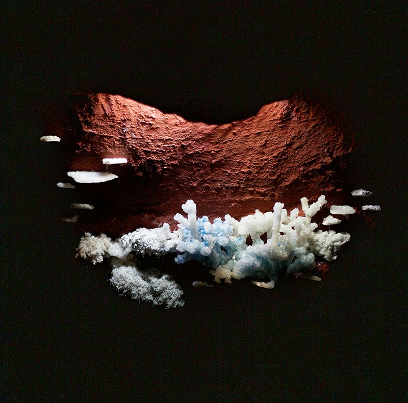 Andrés Paredes explora la filosofía de la tierra colorada