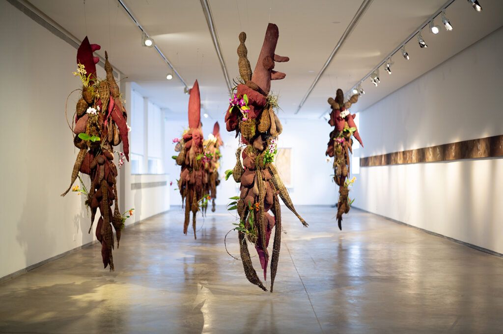 Andrés Paredes explora la filosofía de la tierra colorada