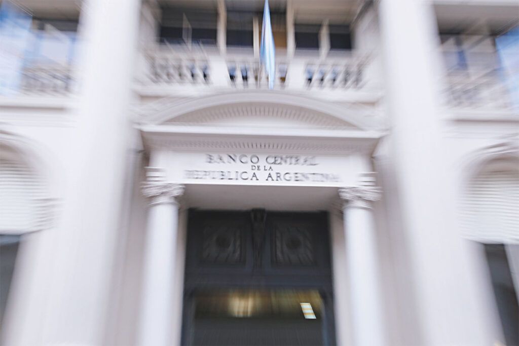 Caputo viaja a la reunión del FMI con el problema de las reservas flojas y el dólar barato