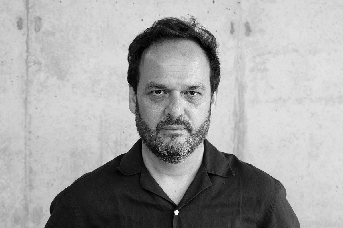 Juan Cárdenas y un libro de ensayos que se expanden y colapsan sobre sí mismos como el universo