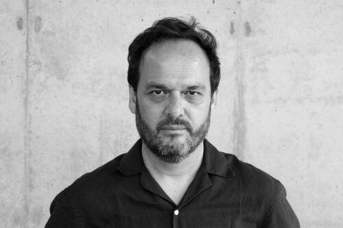 Juan Cárdenas y un libro de ensayos que se expanden y colapsan sobre sí mismos como el universo