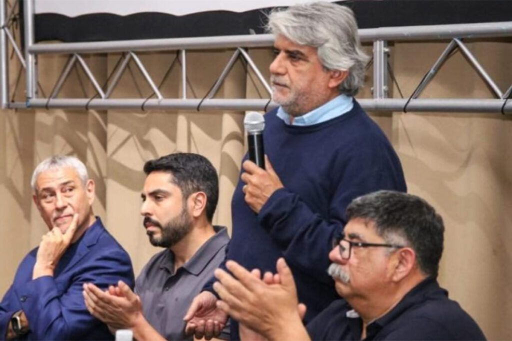 Repudian a Milei por regalar a su gabinete un libro que avala y promueve el trabajo infantil: "Es un delito"