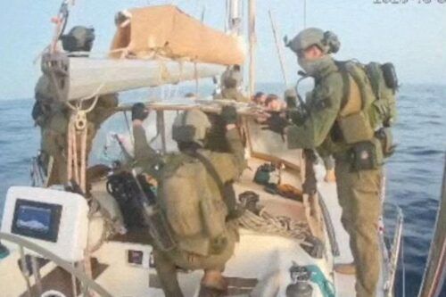Tras el asalto, Israel traslada a tierra a los tripulantes de la flotilla para deportarlos