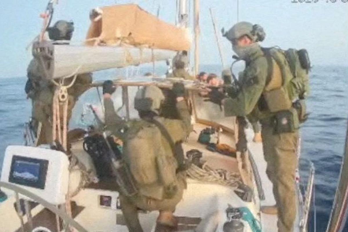Tras el asalto, Israel traslada a tierra a los tripulantes de la flotilla para deportarlos