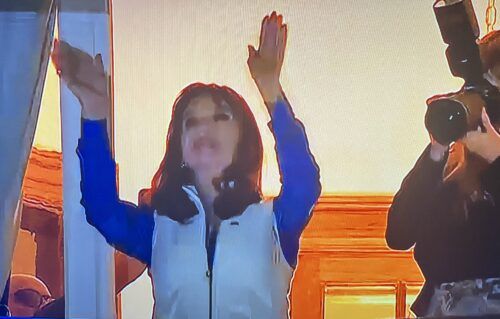 Entrada la noche, Cristina saludó a militancia que la vivaba desde temprano