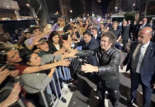 En octubre no hay milagros: postales de la misa derechosa de los feligreses mileístas