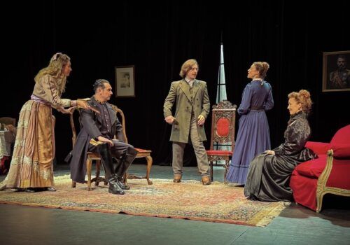 «Lejos de Moscú», cuando los sueños se apagan, el teatro puede volver a encenderlos