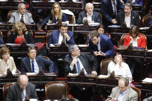 El Congreso a pura rosca: Jalil rompió el bloque peronista y La Libertad Avanza busca ser la primera minoría