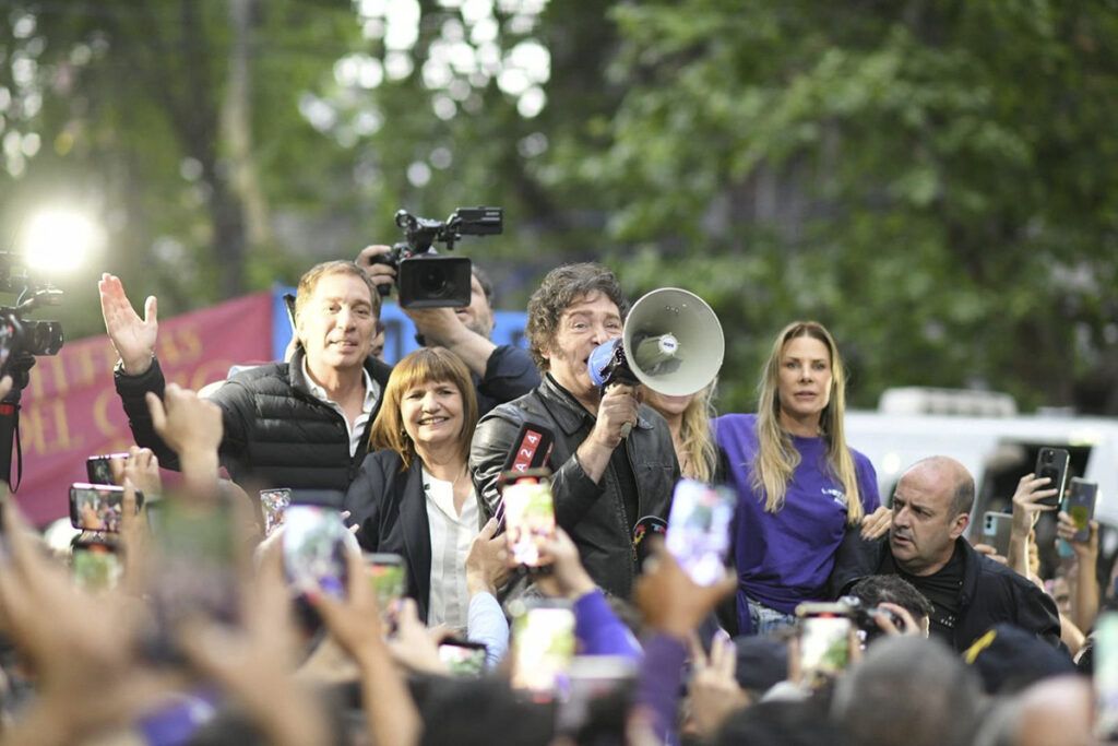 Milei, de campaña en Santiago, volvió a polarizar con Cristina Kirchner