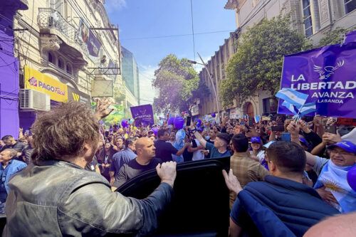 Milei, de campaña en Santiago, volvió a polarizar con Cristina Kirchner