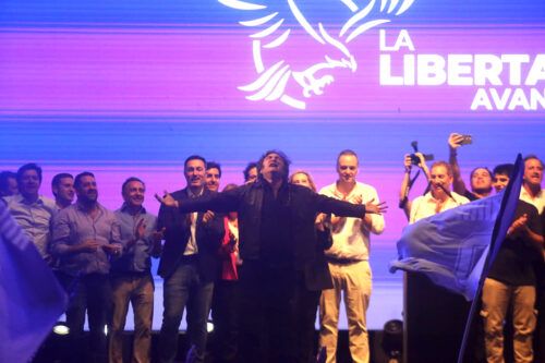 Blindado y entre protestas, Milei cerró su campaña en Rosario