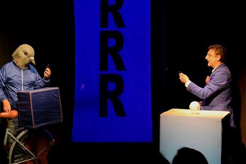 “Nosotros”: Leonardo Volpedo indaga en la precariedad laboral a través del teatro de objetos