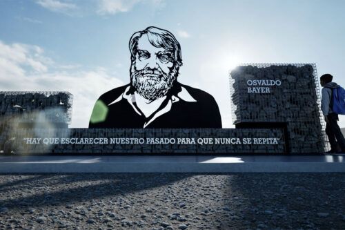 Buscan levantar el nuevo monumento a Osvaldo Bayer: “La fuerza del pueblo va a volver la obra indestructible”