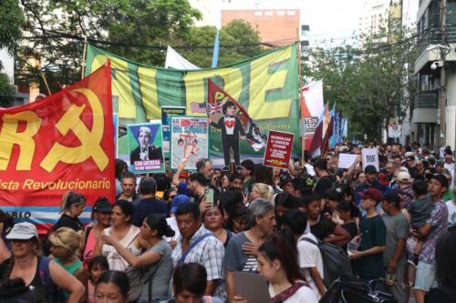 Marcha opositora a Milei en Rosario: lo declararon “persona no grata” y sonó fuerte el hit “alta coimera”