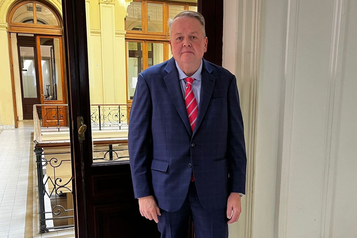 Barry Bennett le tira un nuevo salvavidas a Milei y dice que el swap podría llegar “más rápida que lo esperado”